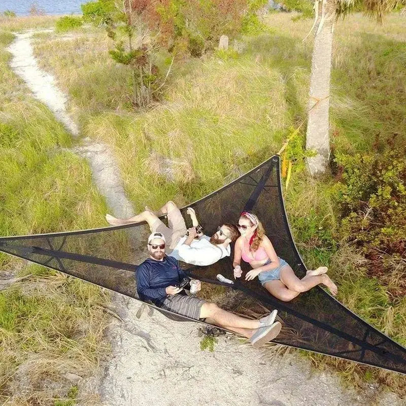 "Hängmatta för flera personer, grön och svart, rymlig och stark design, idealisk för camping och familjeanvändning."