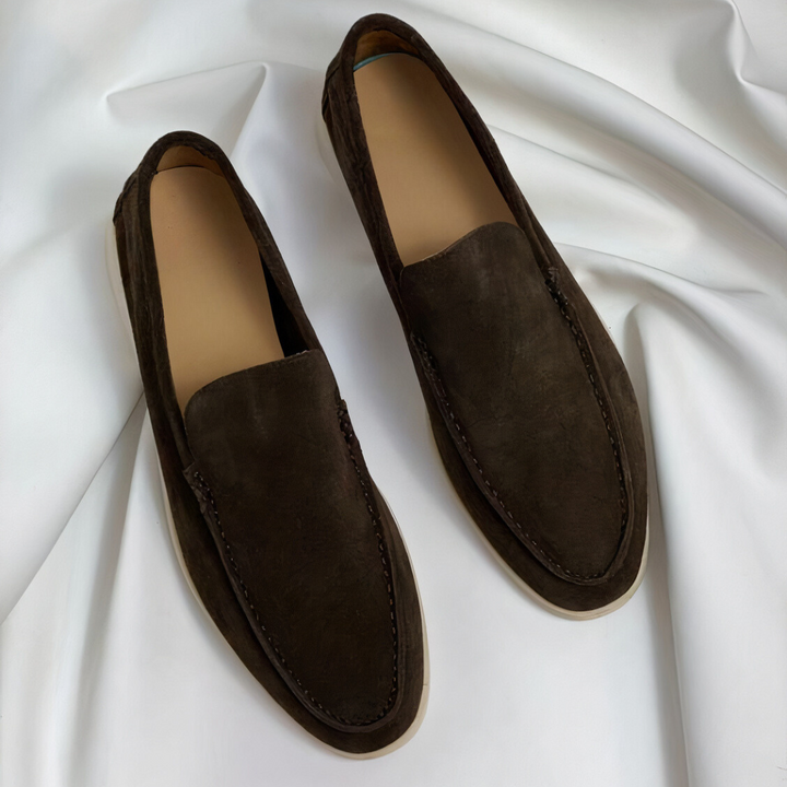 "Stiliga herr loafers i mjuk mocka med elegant design och robust gummisula med anti-slip för tryggt grepp."