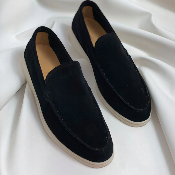 "Stiliga herr loafers i mjuk mocka med elegant design och robust gummisula med anti-slip för tryggt grepp."