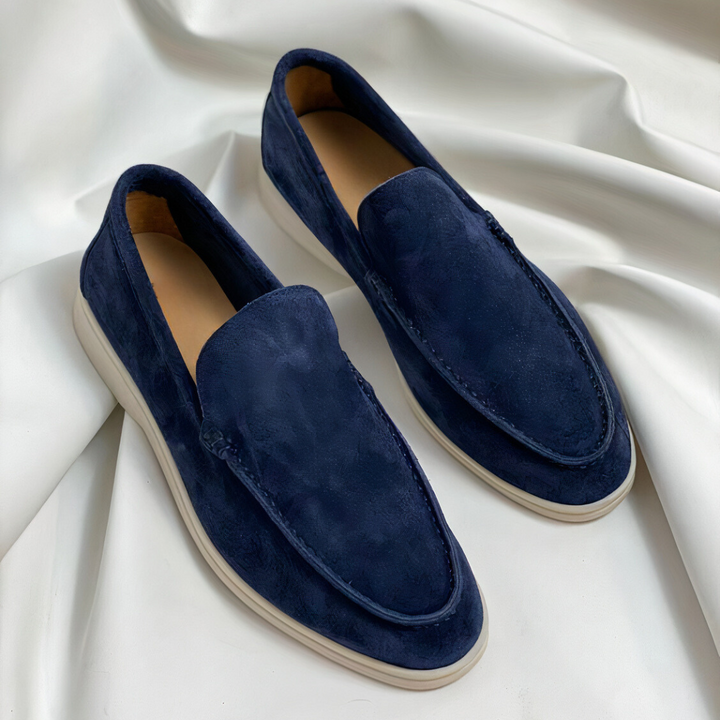 "Stiliga herr loafers i mjuk mocka med elegant design och robust gummisula med anti-slip för tryggt grepp."