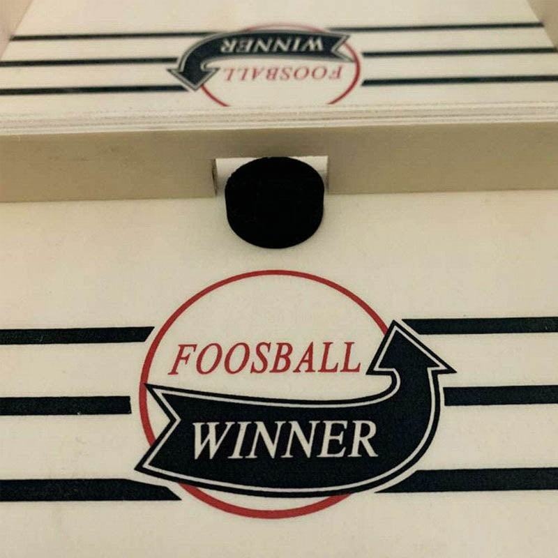 "2-i-1 träspelet vänds mellan ishockey och schack, färgglad bräda med pjäser, idealisk för barn och familjer."