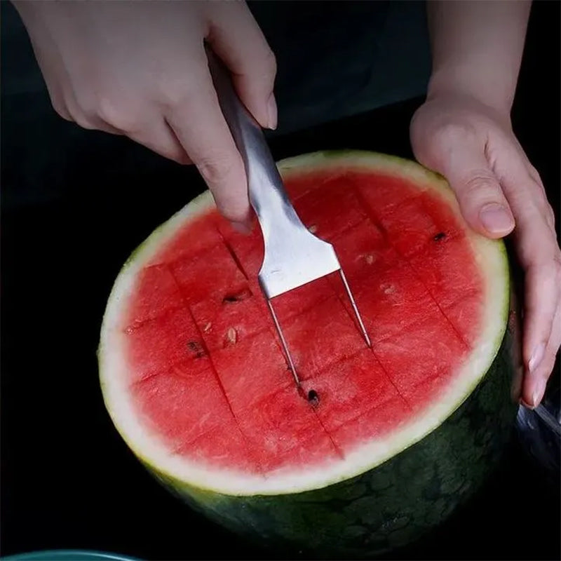 "2-i-1 vattenmelon gaffelskärare i rostfritt stål, skär och serverar vattenmelon, närbild av det robusta stålet i bruk."