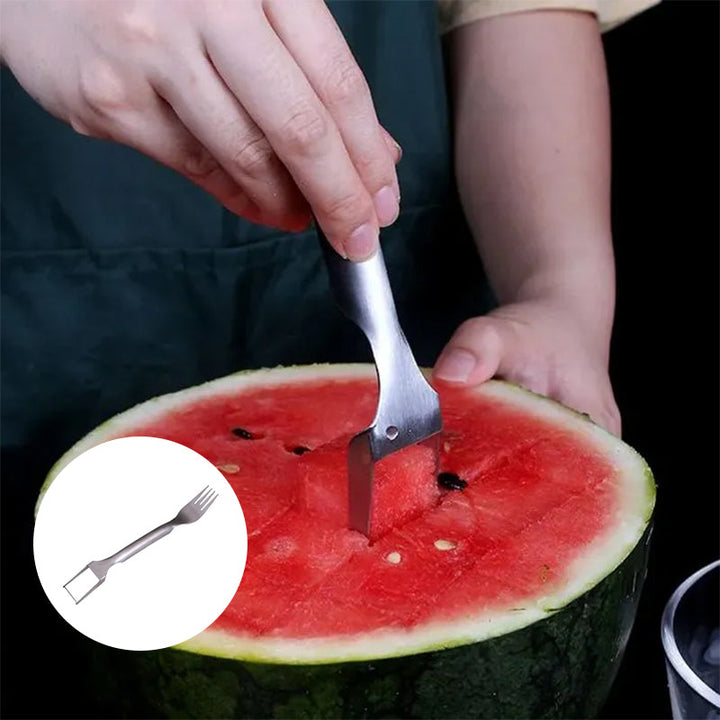 "2-i-1 vattenmelon gaffelskärare i rostfritt stål, skär och serverar vattenmelon, närbild av det robusta stålet i bruk."