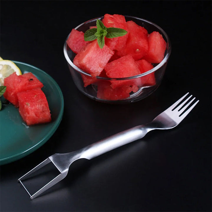 "2-i-1 vattenmelon gaffelskärare i rostfritt stål, skär och serverar vattenmelon, närbild av det robusta stålet i bruk."