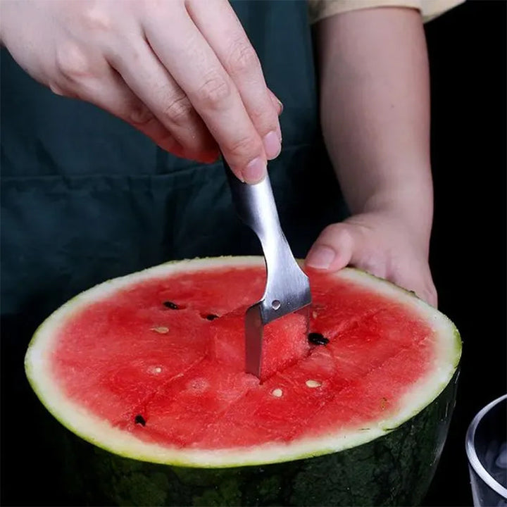 "2-i-1 vattenmelon gaffelskärare i rostfritt stål, skär och serverar vattenmelon, närbild av det robusta stålet i bruk."