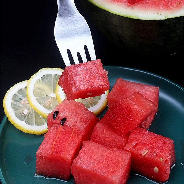"2-i-1 vattenmelon gaffelskärare i rostfritt stål, skär och serverar vattenmelon, närbild av det robusta stålet i bruk."