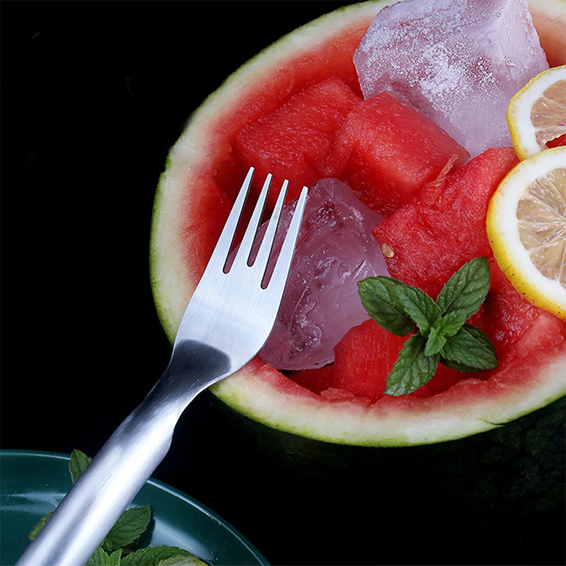 "2-i-1 vattenmelon gaffelskärare i rostfritt stål, skär och serverar vattenmelon, närbild av det robusta stålet i bruk."