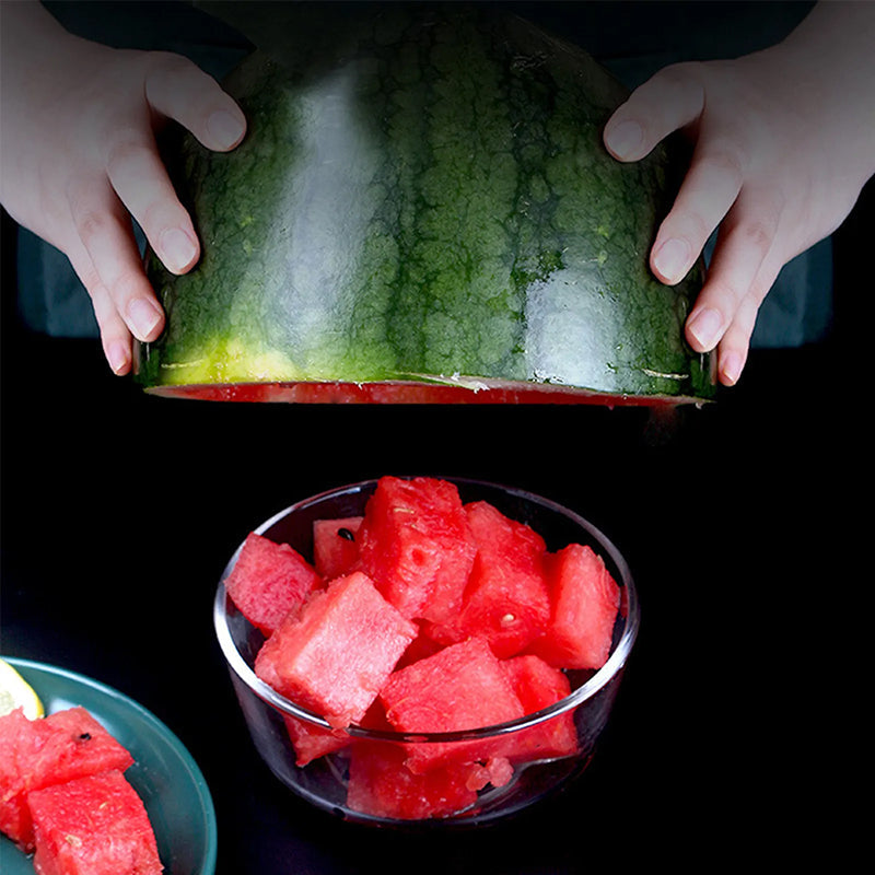 "2-i-1 vattenmelon gaffelskärare i rostfritt stål, skär och serverar vattenmelon, närbild av det robusta stålet i bruk."