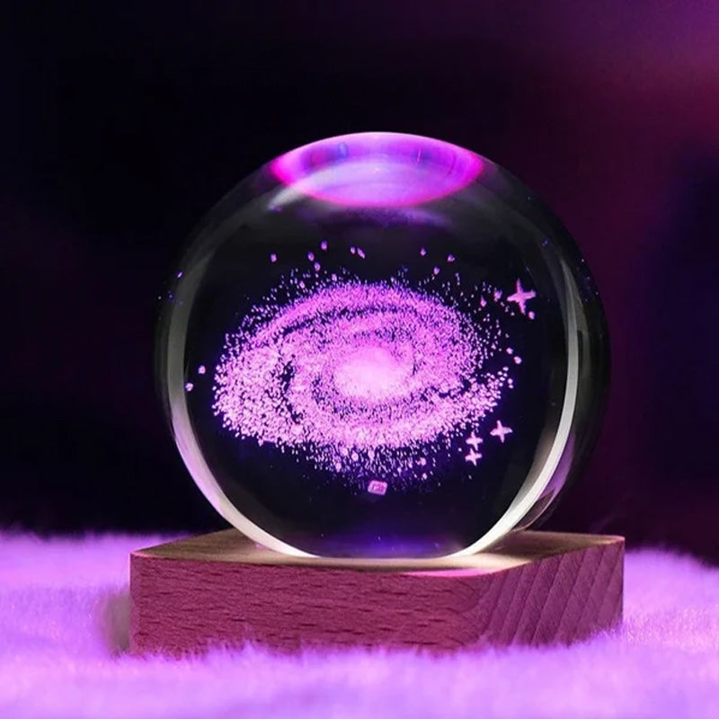 "3D Galaxy Nattlampa av K9-kristall, LED-belyst kristallkula med galaxmotiv, perfekt för magisk rumsdekor."