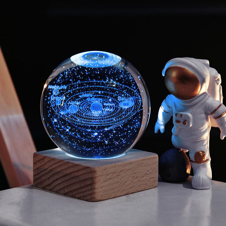 "3D Galaxy Nattlampa av K9-kristall, LED-belyst kristallkula med galaxmotiv, perfekt för magisk rumsdekor."