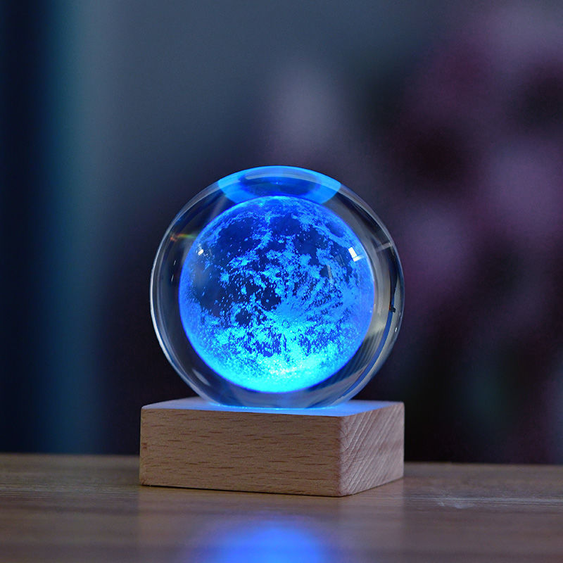 "3D Galaxy Nattlampa av K9-kristall, LED-belyst kristallkula med galaxmotiv, perfekt för magisk rumsdekor."