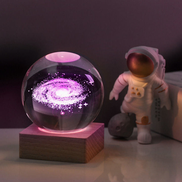 "3D Galaxy Nattlampa av K9-kristall, LED-belyst kristallkula med galaxmotiv, perfekt för magisk rumsdekor."