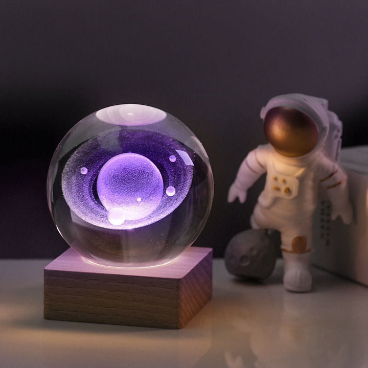 "3D Galaxy Nattlampa av K9-kristall, LED-belyst kristallkula med galaxmotiv, perfekt för magisk rumsdekor."