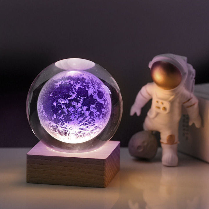 "3D Galaxy Nattlampa av K9-kristall, LED-belyst kristallkula med galaxmotiv, perfekt för magisk rumsdekor."