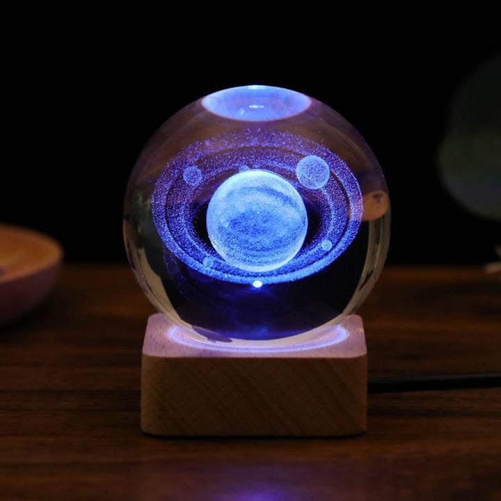 "3D Galaxy Nattlampa av K9-kristall, LED-belyst kristallkula med galaxmotiv, perfekt för magisk rumsdekor."