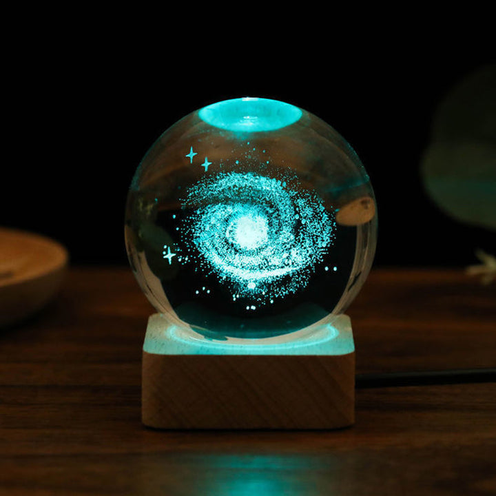 "3D Galaxy Nattlampa av K9-kristall, LED-belyst kristallkula med galaxmotiv, perfekt för magisk rumsdekor."