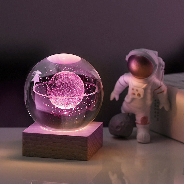 "3D Galaxy Nattlampa av K9-kristall, LED-belyst kristallkula med galaxmotiv, perfekt för magisk rumsdekor."