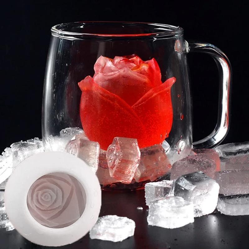 "3D silikonform i rosform, skapar eleganta blommiga isbitar. Perfekt för sofistikerade cocktails och köksanvändning."