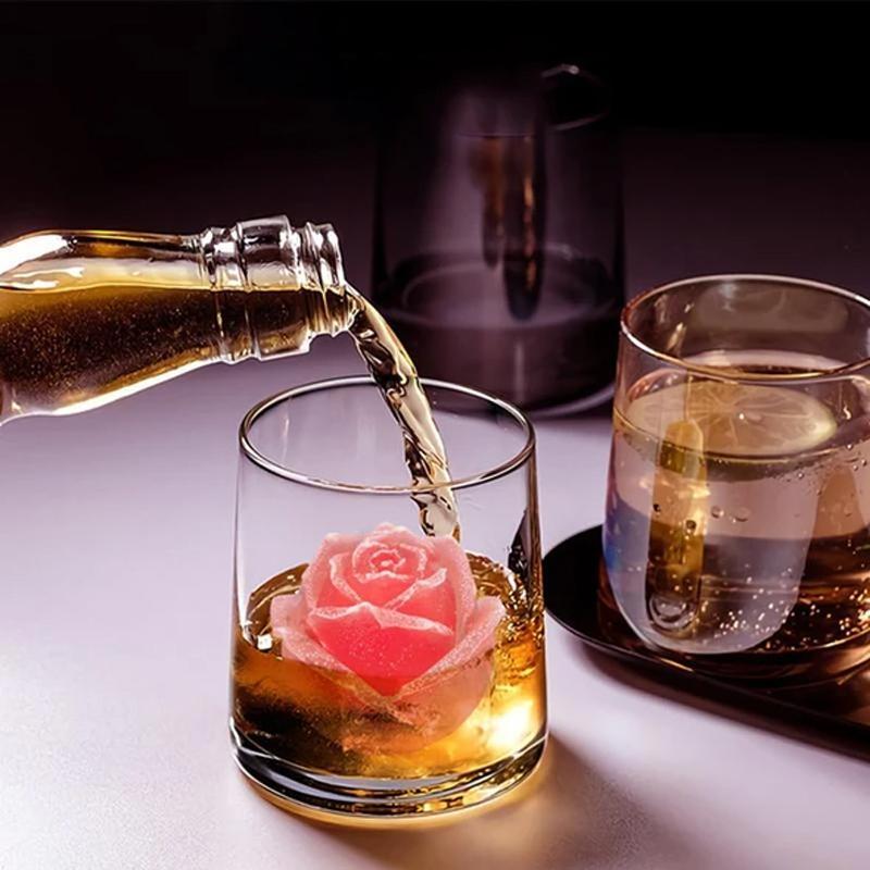 "3D silikonform i rosform, skapar eleganta blommiga isbitar. Perfekt för sofistikerade cocktails och köksanvändning."