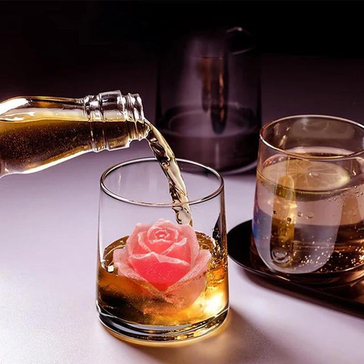 "3D silikonform i rosform, skapar eleganta blommiga isbitar. Perfekt för sofistikerade cocktails och köksanvändning."