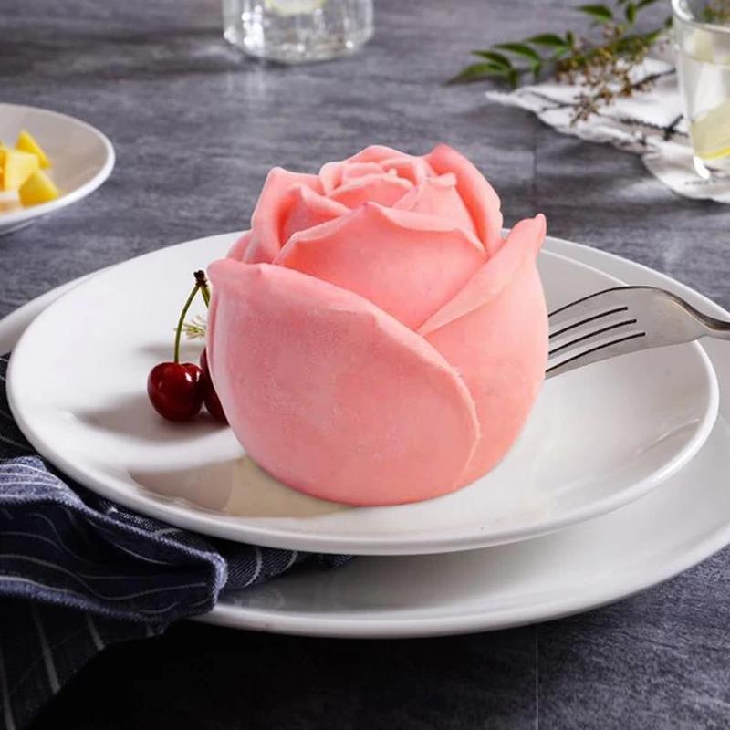 "3D silikonform i rosform, skapar eleganta blommiga isbitar. Perfekt för sofistikerade cocktails och köksanvändning."