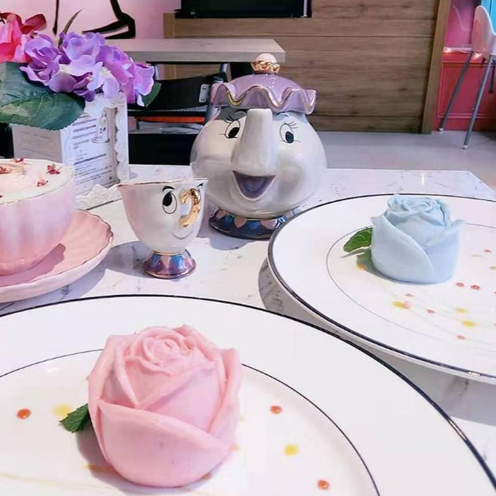 "3D silikonform i rosform, skapar eleganta blommiga isbitar. Perfekt för sofistikerade cocktails och köksanvändning."