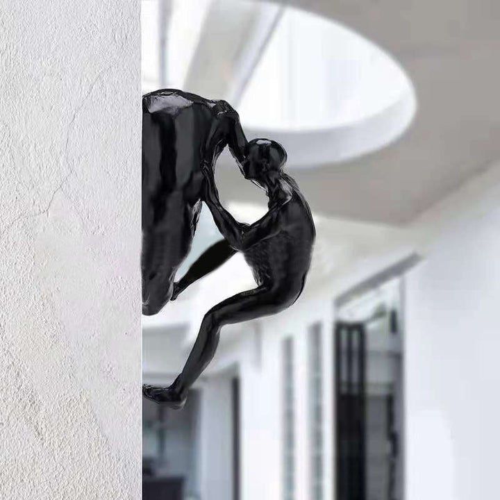 "3D svart väggklättrande staty på vit bakgrund, unik heminredning som ger dynamik och djup till väggarna."
