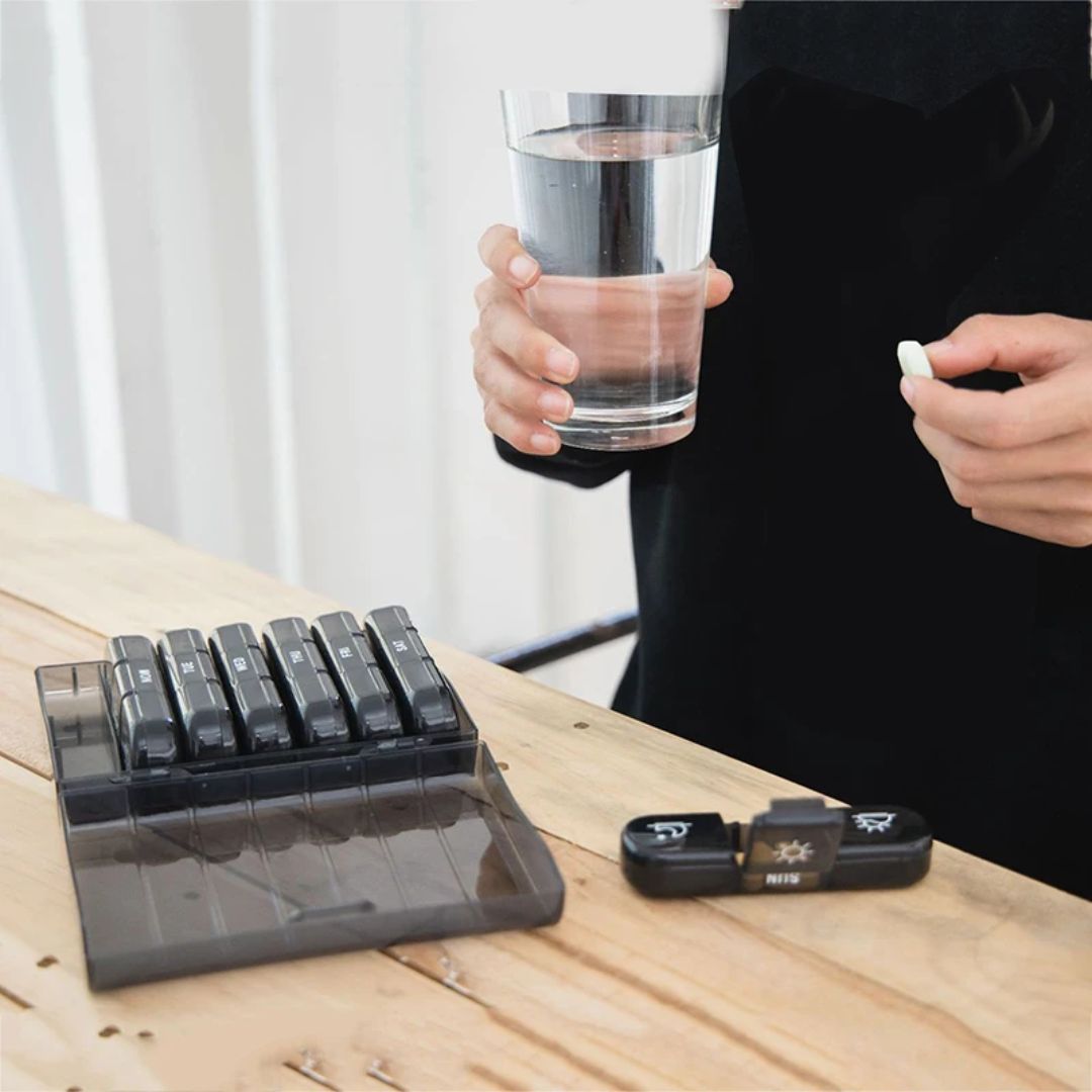 "3x7-dagars pillerbox med stora fack, BPA-fri, flerfärgad design för enkel medicinorganisering."