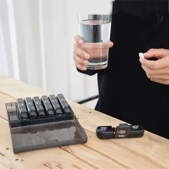 "3x7-dagars pillerbox med stora fack, BPA-fri, flerfärgad design för enkel medicinorganisering."