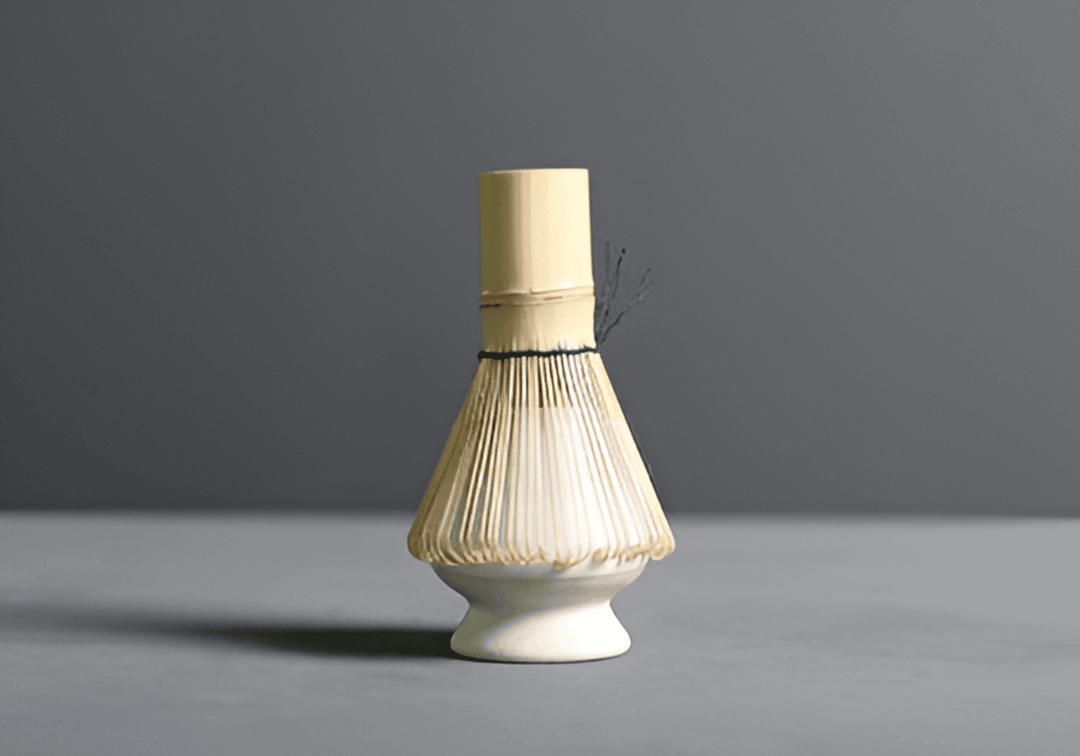 "4-delars japanskt matcha te-set i keramik och bambu med skål, visp, visphållare och tesked för teceremonier."