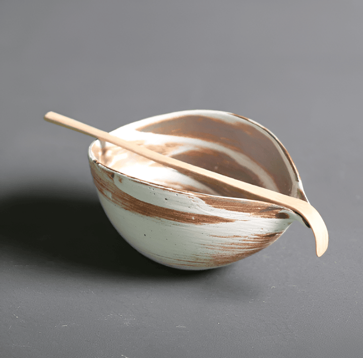 "4-delars japanskt matcha te-set i keramik och bambu med skål, visp, visphållare och tesked för teceremonier."