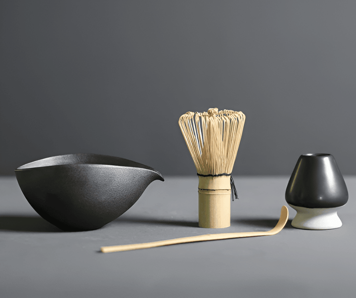 "4-delars japanskt matcha te-set i keramik och bambu med skål, visp, visphållare och tesked för teceremonier."