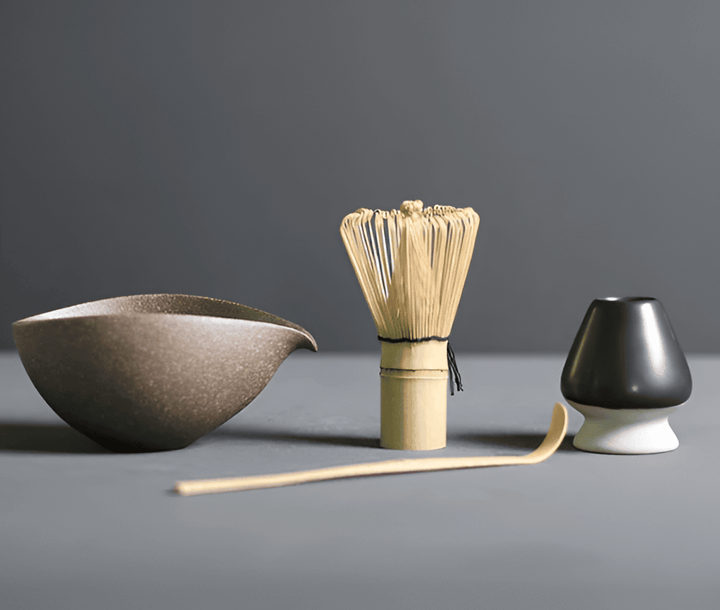 "4-delars japanskt matcha te-set i keramik och bambu med skål, visp, visphållare och tesked för teceremonier."