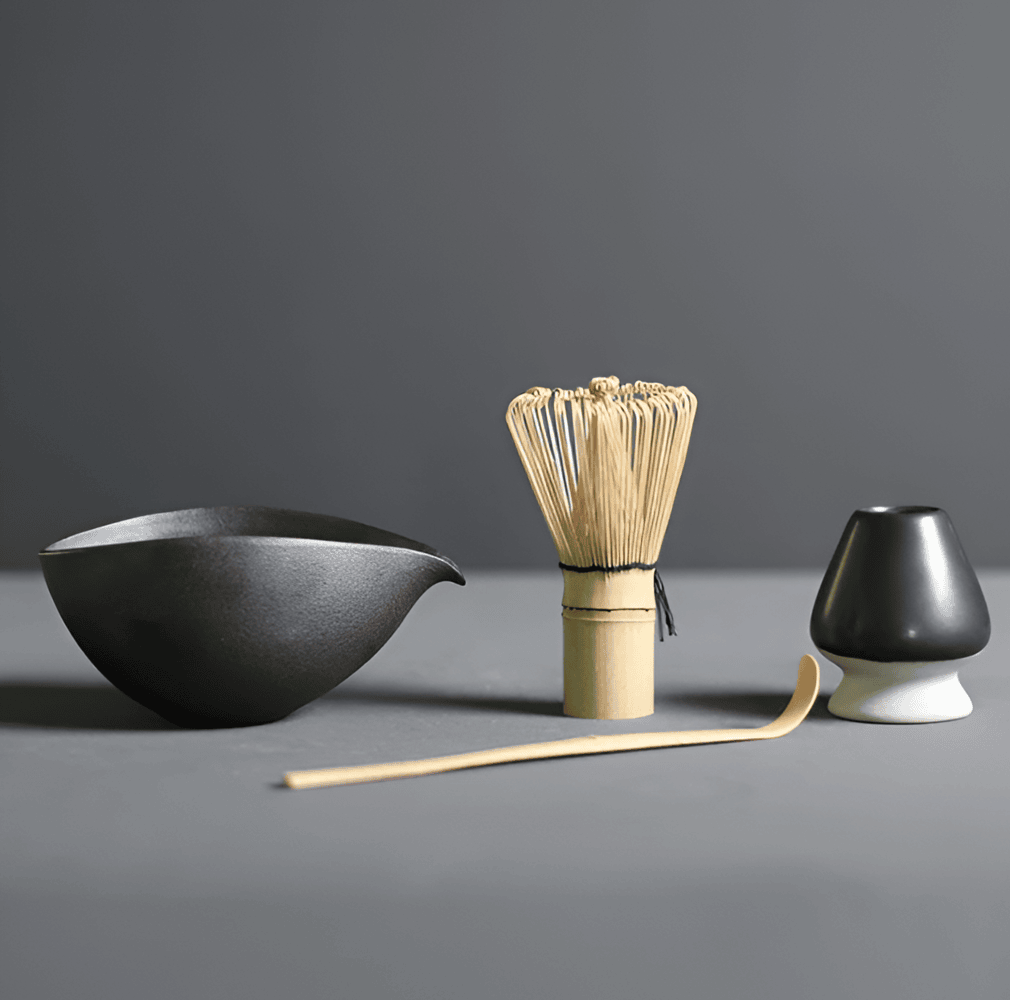 "4-delars japanskt matcha te-set i keramik och bambu med skål, visp, visphållare och tesked för teceremonier."