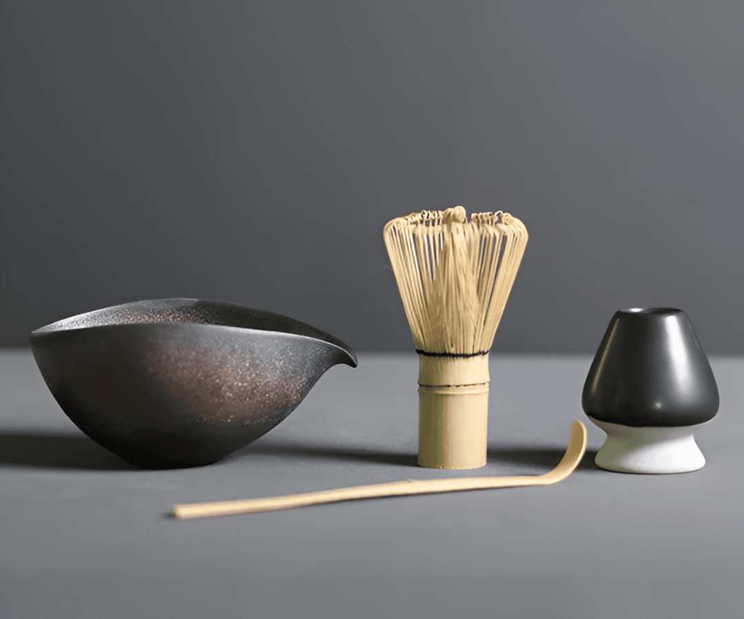 "4-delars japanskt matcha te-set i keramik och bambu med skål, visp, visphållare och tesked för teceremonier."