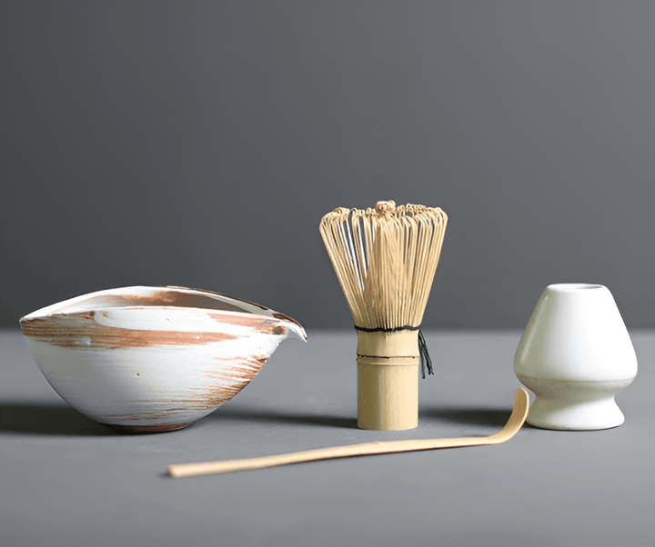 "4-delars japanskt matcha te-set i keramik och bambu med skål, visp, visphållare och tesked för teceremonier."