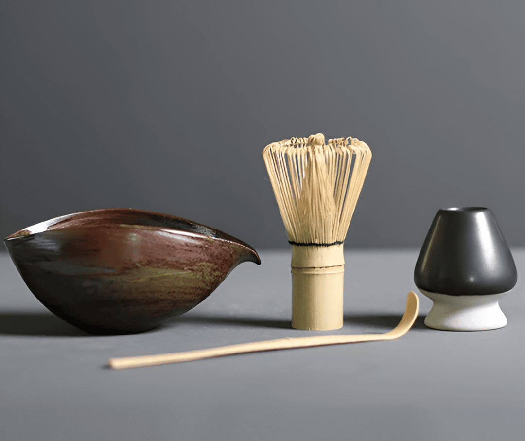 "4-delars japanskt matcha te-set i keramik och bambu med skål, visp, visphållare och tesked för teceremonier."
