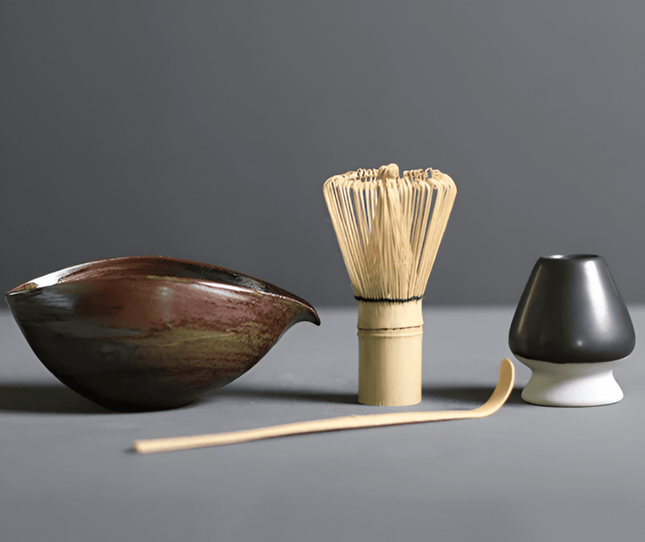 "4-delars japanskt matcha te-set i keramik och bambu med skål, visp, visphållare och tesked för teceremonier."