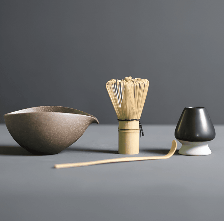 "4-delars japanskt matcha te-set i keramik och bambu med skål, visp, visphållare och tesked för teceremonier."