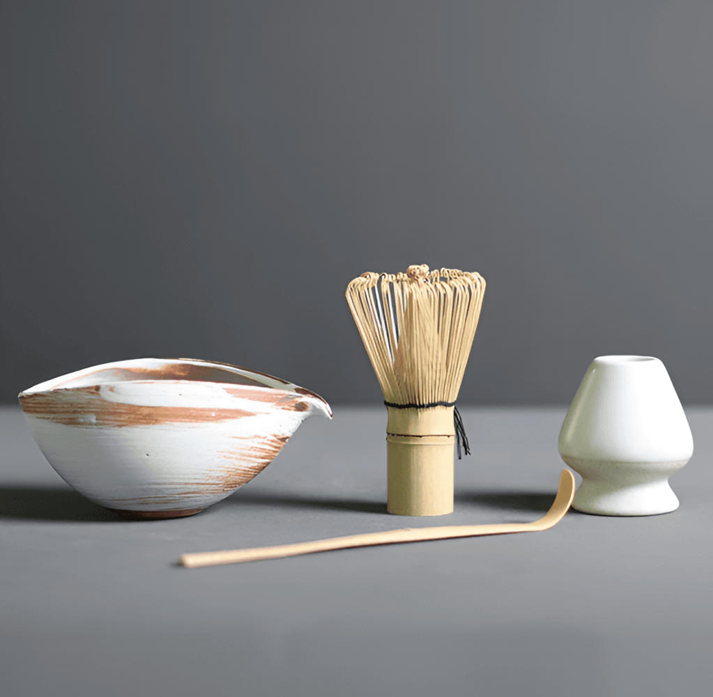 "4-delars japanskt matcha te-set i keramik och bambu med skål, visp, visphållare och tesked för teceremonier."