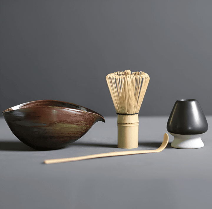 "4-delars japanskt matcha te-set i keramik och bambu med skål, visp, visphållare och tesked för teceremonier."