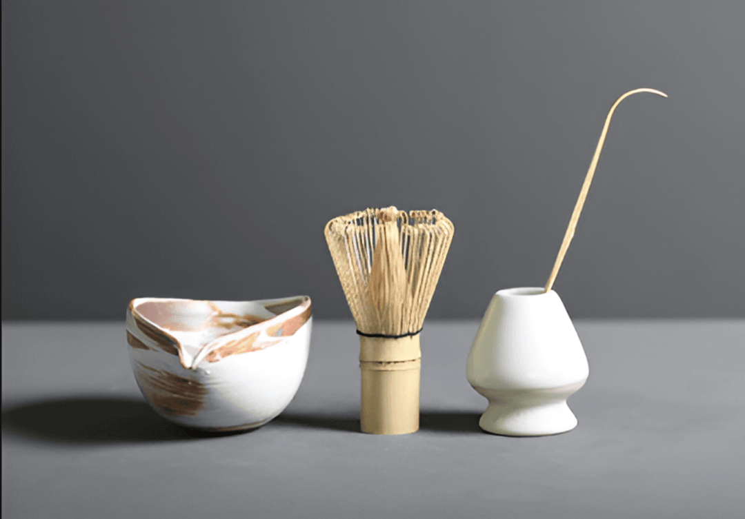"4-delars japanskt matcha te-set i keramik och bambu med skål, visp, visphållare och tesked för teceremonier."