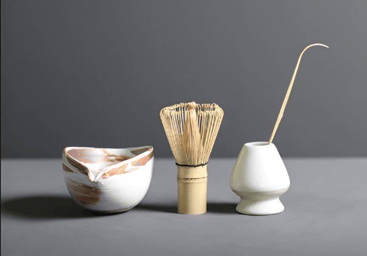 "4-delars japanskt matcha te-set i keramik och bambu med skål, visp, visphållare och tesked för teceremonier."