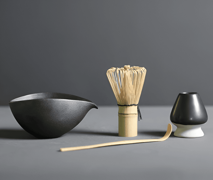"4-delars japanskt matcha te-set i keramik och bambu med skål, visp, visphållare och tesked för teceremonier."
