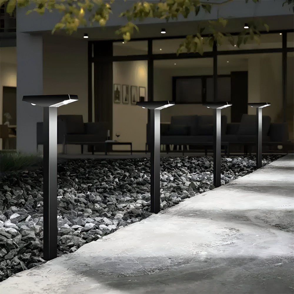 "4-pack solcellslampor i modern design på terrass för energisnål utomhusbelysning, idealisk för trädgårdar och gångvägar."