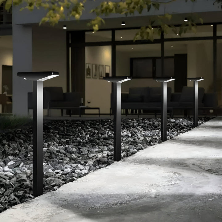 "4-pack solcellslampor i modern design på terrass för energisnål utomhusbelysning, idealisk för trädgårdar och gångvägar."
