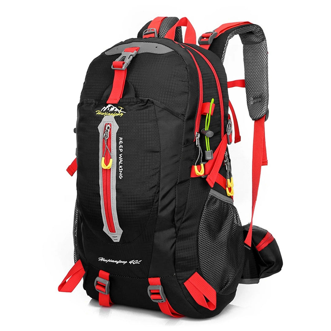 "40L resesäck i grön med vadderat laptopfack, vattenresistent material, idealisk för friluftsliv och äventyr."