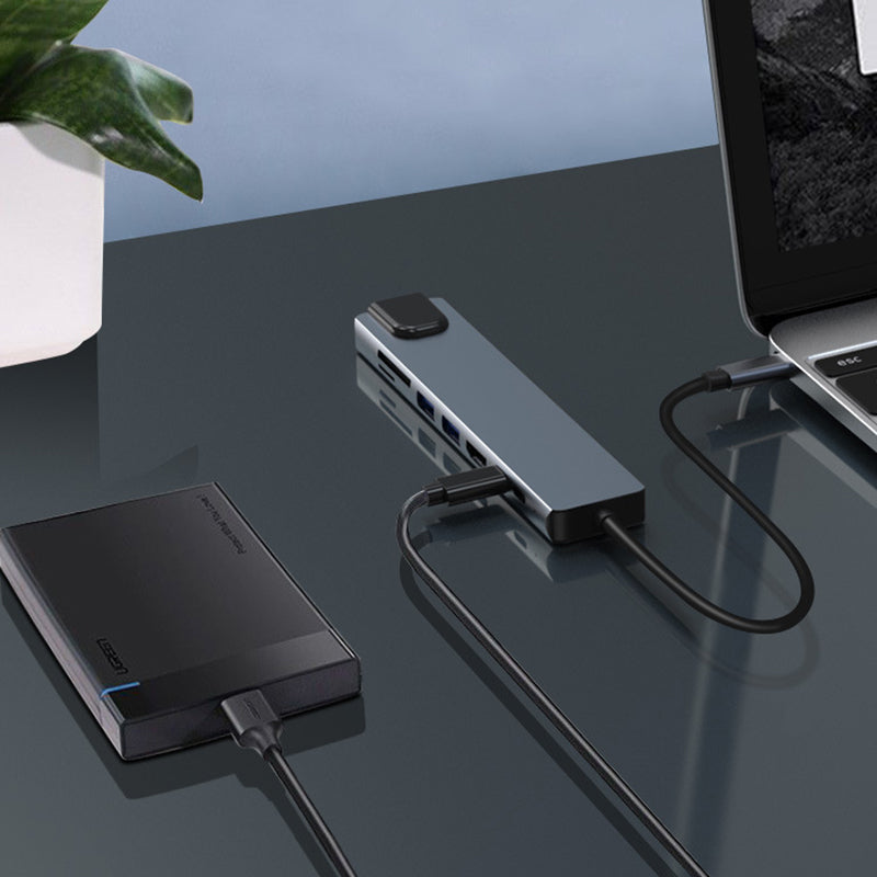 "8 i 1 USB-C dockningsstation i aluminium, modern design med flera portar för effektiv dataöverföring och laddning."
