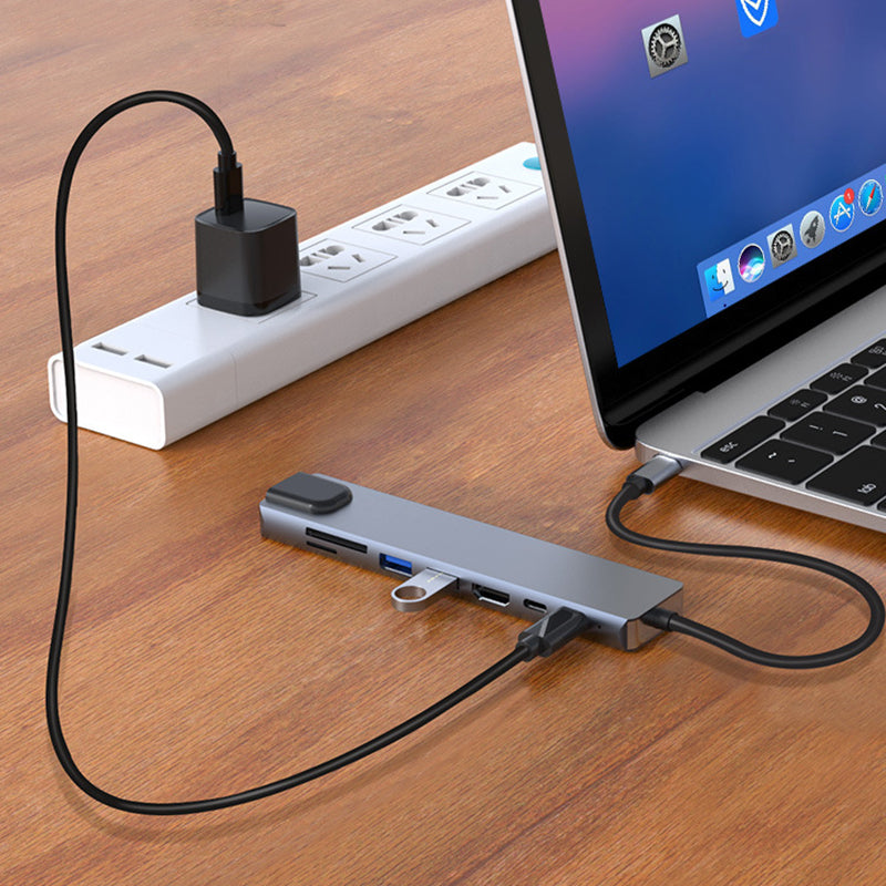 "8 i 1 USB-C dockningsstation i aluminium, modern design med flera portar för effektiv dataöverföring och laddning."