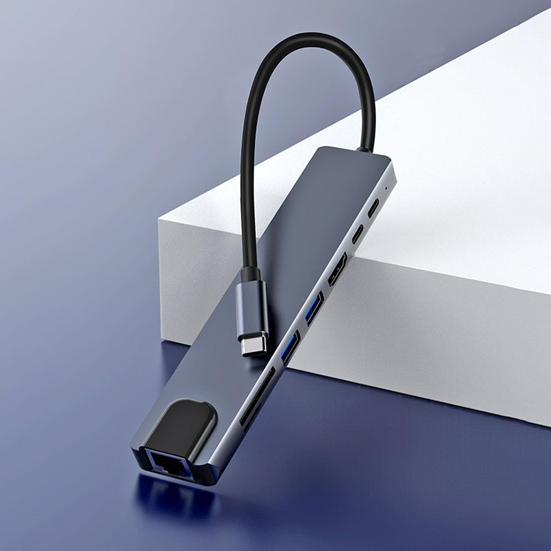 "8 i 1 USB-C dockningsstation i aluminium, modern design med flera portar för effektiv dataöverföring och laddning."